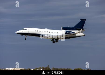 Dassault Falcon 7X (REG: G-SVNX) débarquant après un vol de 9 heures depuis l'Inde. Banque D'Images