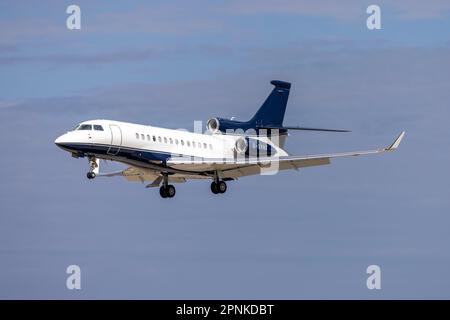 Dassault Falcon 7X (REG: G-SVNX) débarquant après un vol de 9 heures depuis l'Inde. Banque D'Images