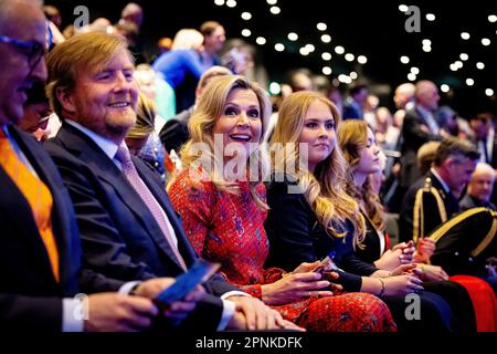 ROTTERDAM - 19/04/2023, le roi Willem-Alexander, la reine Maxima, la princesse Amalia et la princesse Ariane lors du concert du jour du roi dans la scène RTM d'Ahoy Rotterdam. Le concert de la Journée du Roi est traditionnellement organisé dans la ville où le roi et sa famille célèbrent la Journée du Roi cette année-là. ANP PATRICK VAN KATWIJK POOL pays-bas Out - belgique Out Banque D'Images