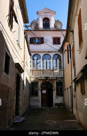 Les palais caractéristiques, et les rues étroites de la belle ville de Koper en Slovénie. Banque D'Images