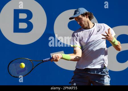 Barcelone, Espagne. 19th avril 2023. BARCELONE, ESPAGNE - AVRIL 19: .Nicolas Jarry pendant l'Open de Barcelone Banc Sabadell 70 Trofeo Conde Godo jeu contre Karen Jachanov au Real Club de Tenis Barcelone sur 19 avril 2023 à Barcelone, Espagne (Credit image: © Gerard Franco/DAX via ZUMA Press Wire) USAGE ÉDITORIAL SEULEMENT! Non destiné À un usage commercial ! Banque D'Images