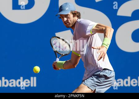 Barcelone, Espagne. 19th avril 2023. BARCELONE, ESPAGNE - AVRIL 19: .Nicolas Jarry pendant l'Open de Barcelone Banc Sabadell 70 Trofeo Conde Godo jeu contre Karen Jachanov au Real Club de Tenis Barcelone sur 19 avril 2023 à Barcelone, Espagne (Credit image: © Gerard Franco/DAX via ZUMA Press Wire) USAGE ÉDITORIAL SEULEMENT! Non destiné À un usage commercial ! Banque D'Images