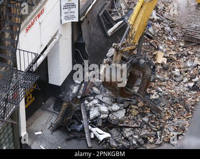 New York, États-Unis. 19th avril 2023. Une machinerie lourde enlève les débris des restes d'un garage de quatre étages qui s'est effondré mardi à Lower Manhattan mardi laissant un mort, cinq blessés et des voitures des dizaines de voitures détruites à New York mercredi, 19 avril 2023 photo par John Angelillo/UPI crédit: UPI/Alay Live News Banque D'Images