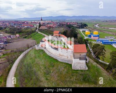 Photographie aérienne de l'avant-poste médiéval de Feldioara, situé dans le comté de Brasov, Roumanie. La photographie a été prise à partir d'un drone avec un niveau de caméra Banque D'Images