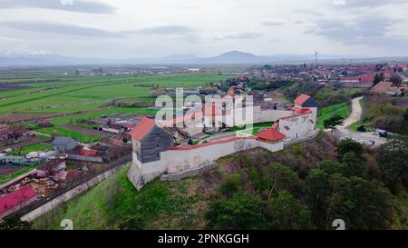 Photographie aérienne de l'avant-poste médiéval de Feldioara, situé dans le comté de Brasov, Roumanie. La photographie a été prise à partir d'un drone avec un niveau de caméra Banque D'Images