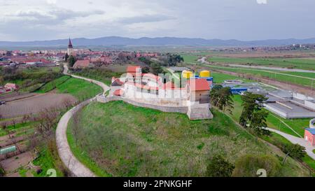 Photographie aérienne de l'avant-poste médiéval de Feldioara, situé dans le comté de Brasov, Roumanie. La photographie a été prise à partir d'un drone avec un niveau de caméra Banque D'Images