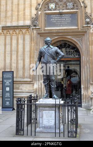 Statue de bronze de William Herbert, 3rd comte de Pembroke (1580–1630) devant l'entrée principale de la bibliothèque Old Bodleian Banque D'Images