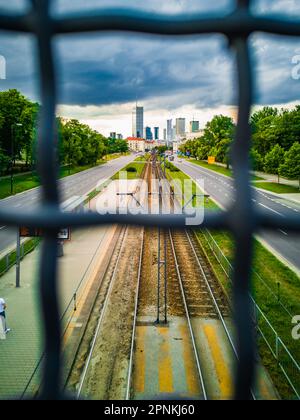 Varsovie, Pologne - juillet 2022: Panorama de Varsovie plein de gratte-ciels vus de derrière la clôture sur le viaduc au-dessus de l'arrêt de tramway Banque D'Images