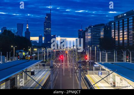 Varsovie, Pologne - juillet 2022 : panorama nocturne de Varsovie pendant l'heure bleue vue de la plate-forme Zachodnia de Varsovie Banque D'Images