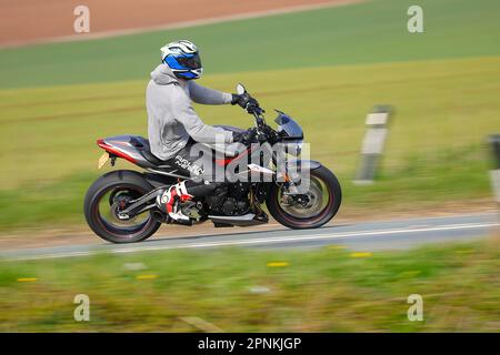 Le motocycliste se rend au Squires Cafe Bar sur le B1222 à Newthorpe près de Sherburn-in-Elmet, North Yorkshire, Royaume-Uni Banque D'Images