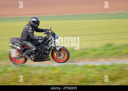 Le motocycliste se rend au Squires Cafe Bar sur le B1222 à Newthorpe près de Sherburn-in-Elmet, North Yorkshire, Royaume-Uni Banque D'Images