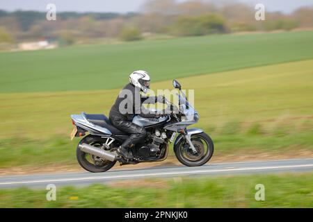 Le motocycliste se rend au Squires Cafe Bar sur le B1222 à Newthorpe près de Sherburn-in-Elmet, North Yorkshire, Royaume-Uni Banque D'Images