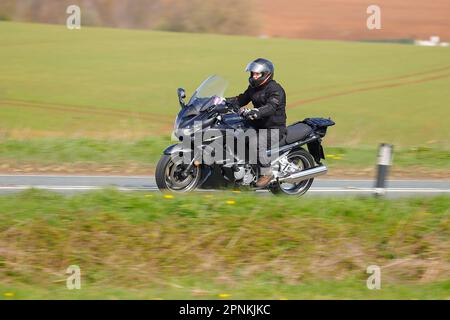 Le motocycliste se rend au Squires Cafe Bar sur le B1222 à Newthorpe près de Sherburn-in-Elmet, North Yorkshire, Royaume-Uni Banque D'Images