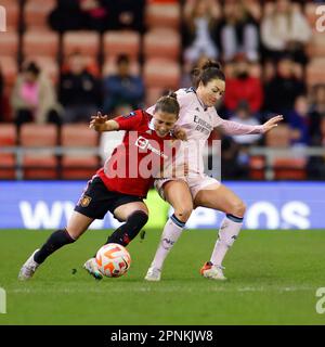 Leigh, Royaume-Uni. 19th avril 2023. Leigh, Angleterre, 24 mars 2023 : Jodie Taylor (Arsenal 27) et Ona Batlle (Manchester United 2) se battent pour le ballon lors du match de football de la Super League FA Womens entre Manchester United et Arsenal au village sportif de Leigh, en Angleterre. (James Whitehead/SPP) crédit: SPP Sport Press photo. /Alamy Live News Banque D'Images