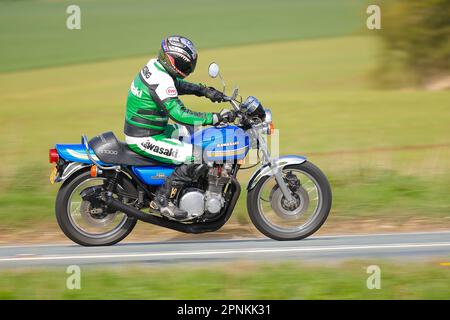 Le motocycliste se rend au Squires Cafe Bar sur le B1222 à Newthorpe près de Sherburn-in-Elmet, North Yorkshire, Royaume-Uni Banque D'Images