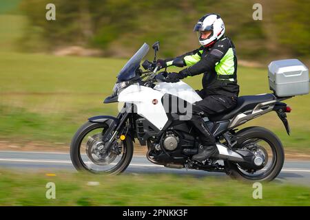 Le motocycliste se rend au Squires Cafe Bar sur le B1222 à Newthorpe près de Sherburn-in-Elmet, North Yorkshire, Royaume-Uni Banque D'Images