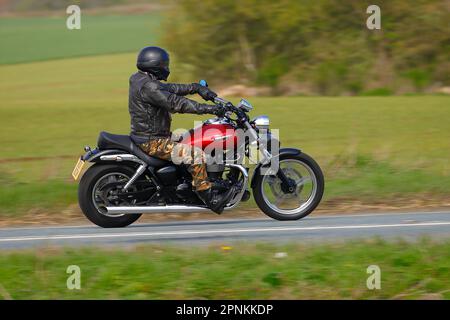 Le motocycliste se rend au Squires Cafe Bar sur le B1222 à Newthorpe près de Sherburn-in-Elmet, North Yorkshire, Royaume-Uni Banque D'Images