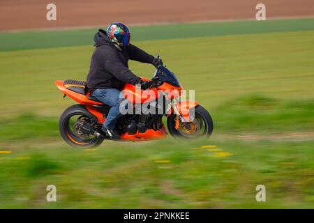 Le motocycliste se rend au Squires Cafe Bar sur le B1222 à Newthorpe près de Sherburn-in-Elmet, North Yorkshire, Royaume-Uni Banque D'Images