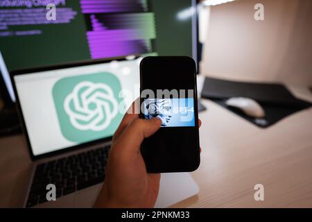 Kiev, Ukraine - avril, 2023: Tenir smartphone avec OpenAI GPT-4. Banque D'Images