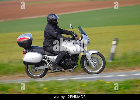 Le motocycliste se rend au Squires Cafe Bar sur le B1222 à Newthorpe près de Sherburn-in-Elmet, North Yorkshire, Royaume-Uni Banque D'Images