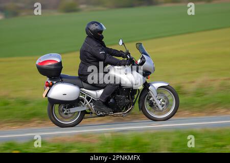 Le motocycliste se rend au Squires Cafe Bar sur le B1222 à Newthorpe près de Sherburn-in-Elmet, North Yorkshire, Royaume-Uni Banque D'Images