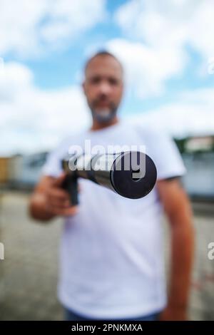 Un fusil de sniper avec une vue optique dans les mains de l'homme aimimg Banque D'Images