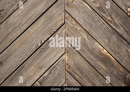 Texture en bois à motifs diagonaux, montrant les planches de la porte d'une maison en gazon islandais traditionnelle à Skaftafell Banque D'Images