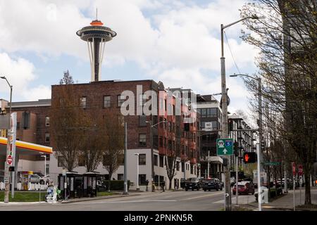 Seattle, États-Unis. 19 avril 2023. Les résidents du Lower Queen Anne se sont réveillés par une explosion dans un appartement en sous-sol à angle sur 1st ave N et Denny Way. Des témoins ont rapporté avoir vu un homme avec un bras gravement blessé sortir du bâtiment désorienté. La police de Seattle et les pompiers sont arrivés et ont apporté de l'aide. Peu après l'arrivée de l'ATF et du FBI avec la Bomb Squad et a commencé une enquête. James Anderson/Alay Live News Banque D'Images