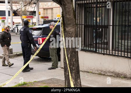 Seattle, États-Unis. 19 avril 2023. Les résidents du Lower Queen Anne se sont réveillés par une explosion dans un appartement en sous-sol à angle sur 1st ave N et Denny Way. Des témoins ont rapporté avoir vu un homme avec un bras gravement blessé sortir du bâtiment désorienté. La police de Seattle et les pompiers sont arrivés et ont apporté de l'aide. Peu après l'arrivée de l'ATF et du FBI avec la Bomb Squad et a commencé une enquête. James Anderson/Alay Live News Banque D'Images