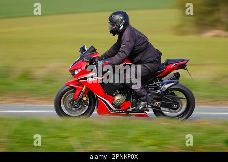 Le motocycliste se rend au Squires Cafe Bar sur le B1222 à Newthorpe près de Sherburn-in-Elmet, North Yorkshire, Royaume-Uni Banque D'Images