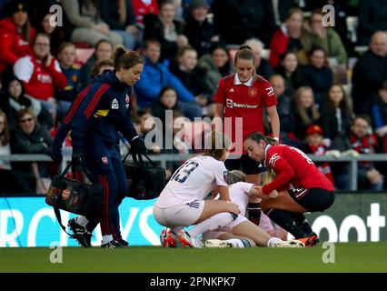 Leah Williamson d'Arsenal tombe blessé lors du match de la Super League pour femmes Barclays au Leigh Sports Village, Manchester. Date de la photo: Mercredi 19 avril 2023. Banque D'Images