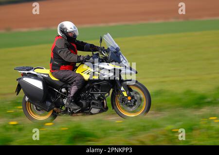 Le motocycliste se rend au Squires Cafe Bar sur le B1222 à Newthorpe près de Sherburn-in-Elmet, North Yorkshire, Royaume-Uni Banque D'Images