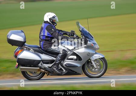 Le motocycliste se rend au Squires Cafe Bar sur le B1222 à Newthorpe près de Sherburn-in-Elmet, North Yorkshire, Royaume-Uni Banque D'Images