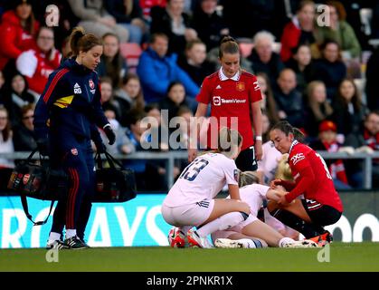 Leah Williamson d'Arsenal tombe blessé lors du match de la Super League pour femmes Barclays au Leigh Sports Village, Manchester. Date de la photo: Mercredi 19 avril 2023. Banque D'Images