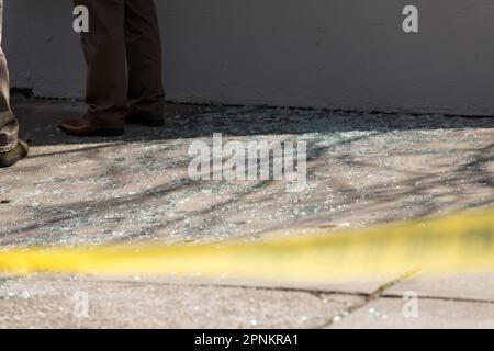 Seattle, États-Unis. 19 avril 2023. Les résidents du Lower Queen Anne se sont réveillés par une explosion dans un appartement en sous-sol à angle sur 1st ave N et Denny Way. Des témoins ont rapporté avoir vu un homme avec un bras gravement blessé sortir du bâtiment désorienté. La police de Seattle et les pompiers sont arrivés et ont apporté de l'aide. Peu après l'arrivée de l'ATF et du FBI avec la Bomb Squad et a commencé une enquête. James Anderson/Alay Live News Banque D'Images