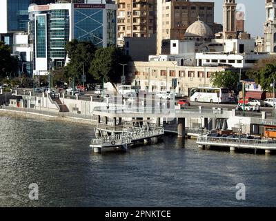 Le Caire, Egypte, 16 avril 2023: La marche du peuple égyptien projet de développement du Caire le long de la Corniche du Nil en supprimant les empiétements sur le fleuve à deux niveaux Banque D'Images