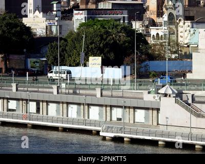 Le Caire, Egypte, 16 avril 2023: La marche du peuple égyptien projet de développement du Caire le long de la Corniche du Nil en supprimant les empiétements sur le fleuve à deux niveaux Banque D'Images