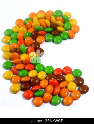 C police de Candys de sucre colorés sur un fond blanc Banque D'Images