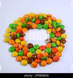 0 police de Candys de sucre colorés sur fond blanc Banque D'Images