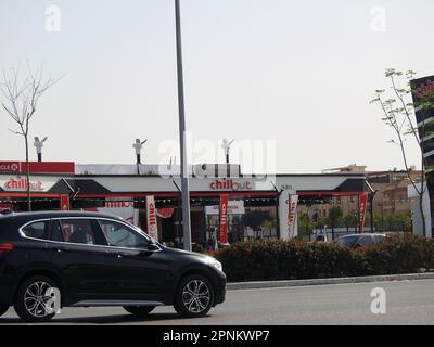 Le Caire, Egypte, 18 avril 2023: Station de gaz et de pétrole de Chillout, une station de gaz dans le nouveau Caire Egypte avec des magasins et des restaurants à l'intérieur de la station, et Banque D'Images