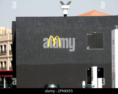 Le Caire, l'Egypte, le 18 avril 2023: Station de gaz et de pétrole de Chillout avec charge de VE pour les voitures et véhicules électriques et le restaurant de restauration rapide McDonald's, McDonal Banque D'Images