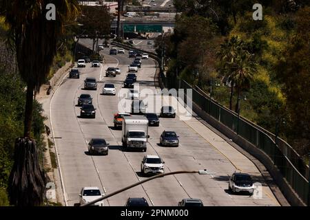 (230419) -- LOS ANGELES, 19 avril 2023 (Xinhua) -- des véhicules longent une autoroute à Los Angeles, Californie, États-Unis, sur 19 avril 2023. Près de 120 millions de personnes aux États-Unis, soit plus d'une personne sur trois, vivent dans des régions où la qualité de l'air est mauvaise et les personnes de couleur sont touchées de manière disproportionnée, selon un nouveau rapport publié mercredi. Le rapport « État de l'air » 2023, publié par l'American Lung Association, constate qu'après des décennies de progrès dans le nettoyage des sources de pollution de l'air, environ 119,6 millions d'Américains vivent encore dans des endroits où les grades de l'onu sont en échec Banque D'Images