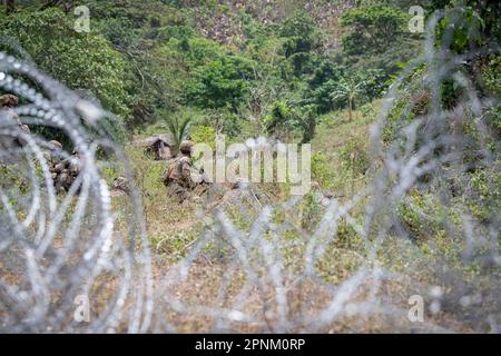 ÉTATS-UNIS Des soldats de l'armée, avec 25th divisions d'infanterie, procèdent à la suppression par le feu lors d'un exercice d'entraînement à la base aérienne du colonel Ernesto Ravina, Philippines, dans le cadre de Balikatan 23 sur 13 avril 2023. Balikatan 23 est la répétition en 38th de l'exercice bilatéral annuel entre les forces armées des Philippines et l'armée américaine. L'exercice comprend trois semaines de formation axées sur les opérations amphibies, le commandement et le contrôle, l'aide humanitaire, les opérations urbaines et les compétences en matière de lutte contre le terrorisme dans tout le nord et l'ouest de Luzon. L'entraînement de la défense côtière est en bonne place dans le Balikatan Banque D'Images