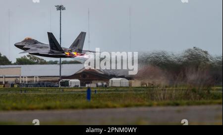 ÉTATS-UNIS Le major de la Force aérienne Joshua « Cabo » Gunderson, ancien commandant de l'équipe de démonstration F-22 Raptor, quitte la base conjointe Langley-Eustis, Virginie, 10 avril 2023. Cabo a plus de 1 500 heures de vol et a été sélectionné à l'origine dans le cadre de l'équipe de démonstration F-22 Raptor pour ses performances exceptionnelles sur le plan professionnel et personnel. (É.-U. Photo de la Force aérienne par Airman 1st classe Mikaela Smith) Banque D'Images