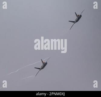 ÉTATS-UNIS Le Maj de la Force aérienne Joshua « Cabo » Gunderson, ancien commandant de l'équipe de démonstration F-22 Raptor, et le Capt Samuel « Razz » Larson, commandant de l'équipe de démonstration F-22 Raptor, se rassemblent à la base conjointe Langley-Eustis, Virginie, 10 avril 2023. En plus de présenter les compétences d'élite, des spectacles aériens sont présentés pour engager la communauté et stimuler les efforts de recrutement. (É.-U. Photo de la Force aérienne par Airman 1st classe Mikaela Smith) Banque D'Images