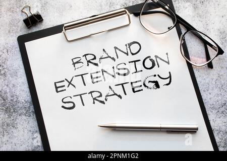 Épingles à linge et une feuille de carnet avec l'inscription - local Based Marketing. Banque D'Images