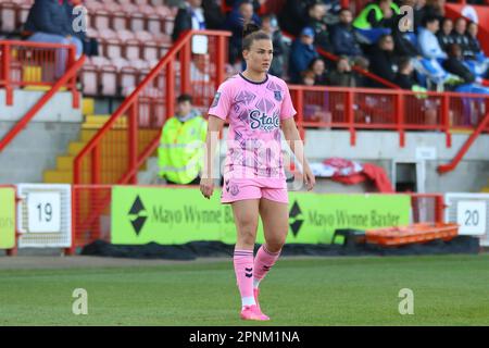 Stade Broadfield, Crawley, Royaume-Uni. 19th avril 2023. International danois Katrine Veje (2, Everton) lors d'un match de la Barclays Women's Super League le 19 avril 2023, entre Brighton & Hove Albion et Everton Women au Broadfield Stadium, Crawley, Royaume-Uni (Bettina Weissensteiner/SPP) Credit: SPP Sport Press photo. /Alamy Live News Banque D'Images