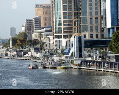 Le Caire, Egypte, 16 avril 2023: La marche du peuple égyptien projet de développement du Caire le long de la Corniche du Nil en supprimant les empiétements sur le fleuve à deux niveaux Banque D'Images