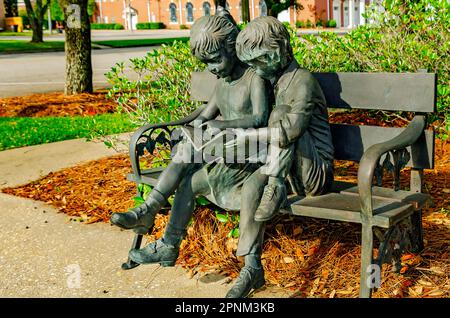 Une sculpture en bronze de deux enfants lisant est photographiée à la bibliothèque publique de Bay Minette, à 16 avril 2023, à Bay Minette, en Alabama. Banque D'Images