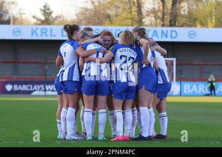 Stade Broadfield, Crawley, Royaume-Uni. 19th avril 2023. Jorja Fox (29, Brighton) Libby Bance (12, Brighton), Katie Robinson (22, Brighton) et d'autres copains célébrant un but par Elisabeth Terland (11, Brighton) lors d'un match de la Barclays Women's Super League, le 19 avril 2023, entre Brighton & Hove Albion et Everton Women au Broadfield Stadium, Crawley, Royaume-Uni (Bettina Weissensteiner/SPP) crédit: SPP Sport Press photo. /Alamy Live News Banque D'Images